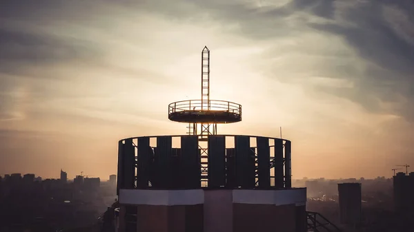 Çatı kulesi silueti. Gün batımı ve akşam şehir merkezi