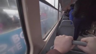  Adam bir Sovyet tramvayına biniyor ve pencereden dışarı bakıyor. Bakış açısı