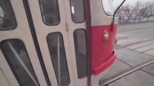 Muž jezdí sovětskou tramvají a dívá se z okna. úhel pohledu — Stock video
