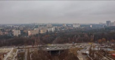 Köklü şehir hayatı. Köprüde ve demiryolunda çılgın trafik vardı.. 