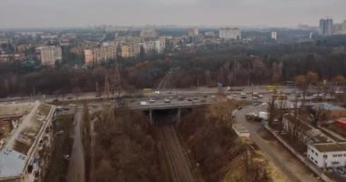 Köklü şehir hayatı. Köprüde ve demiryolunda çılgın trafik vardı.. 