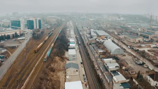 Et rustent elektrisk tog beveger seg langs urbane garasjer, som en slum. . – stockvideo