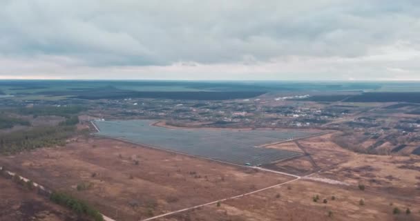 Paneles solares en el campo. nubes de trueno se mueven rápidamente y el cielo brilla — Vídeos de Stock