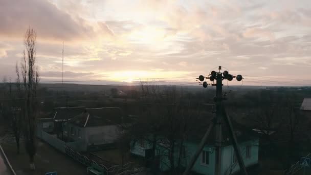 Opstijgen van de helikopter door de elektrische draden op een paal op de voorgrond — Stockvideo