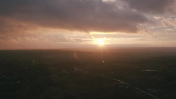 Επικό ηλιοβασίλεμα και ομαλή κίνηση της κάμερας - Aerial View — Αρχείο Βίντεο