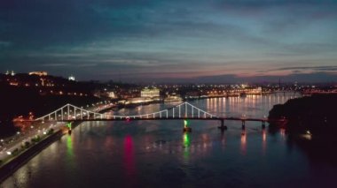 Gece manzarası. Kyiv 'de nehir ve rıhtım üzerindeki renkli köprü
