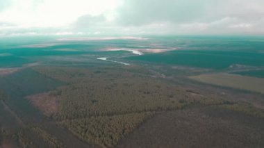 Bulutlardan gelen video, kalın bulutlar alçaktan uçuyor. 