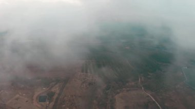 Bulutlardan gelen video, kalın bulutlar alçaktan uçuyor. 