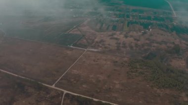 Bulutlardan gelen video, kalın bulutlar alçaktan uçuyor. 