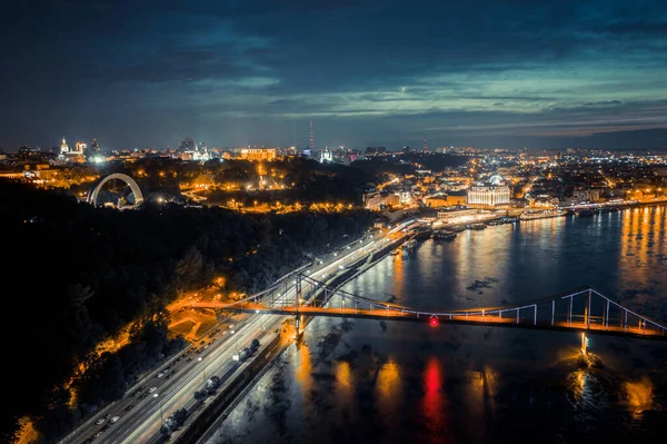 Gece manzarası. Kyiv 'de nehir ve rıhtım üzerindeki renkli köprü