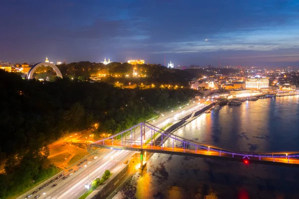 Gece manzarası. Kyiv 'de nehir ve rıhtım üzerindeki renkli köprü