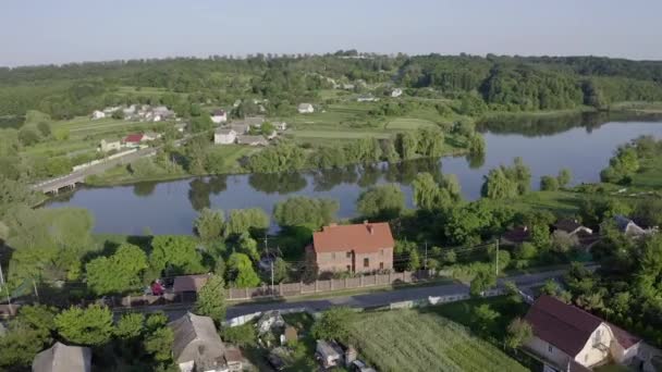 Hangulatos vörös ház a tó közelében, az erdő — Stock videók