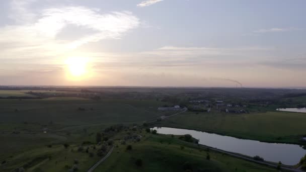 Krásný letní západ slunce s jezery a zelenými kopci — Stock video