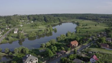 Ormanın yakınındaki gölde rahat kırmızı bir ev. 