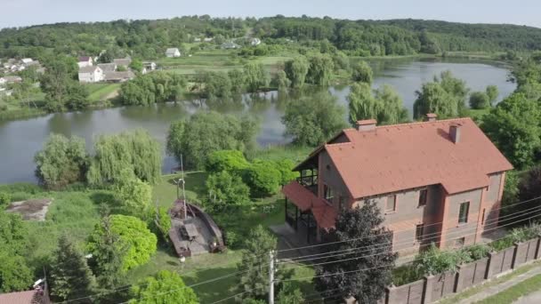 Hangulatos vörös ház a tó közelében, az erdő — Stock videók