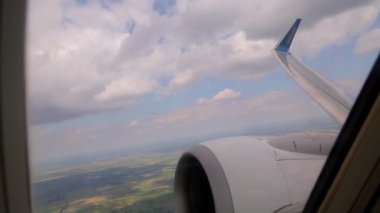 Güzel pofuduk bulutların üzerindeki uçak penceresinden bak.. 