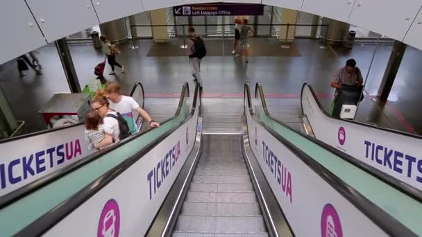Uluslararası Boryspil havaalanındaki yürüyen merdivende insanlar yükselip alçalıyorlar.. — Stok video