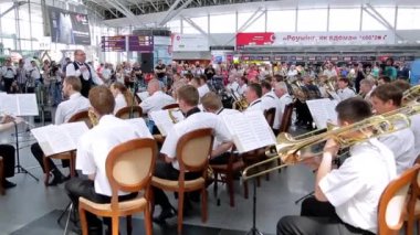 Uluslararası Havalimanında Ulusal Senfoni Orkestrası. 