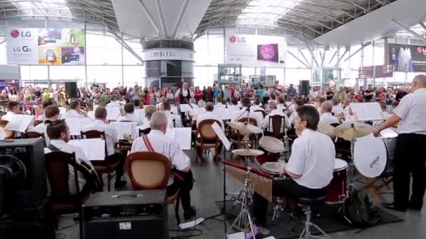 Uluslararası Havalimanında Ulusal Senfoni Orkestrası. — Stok video