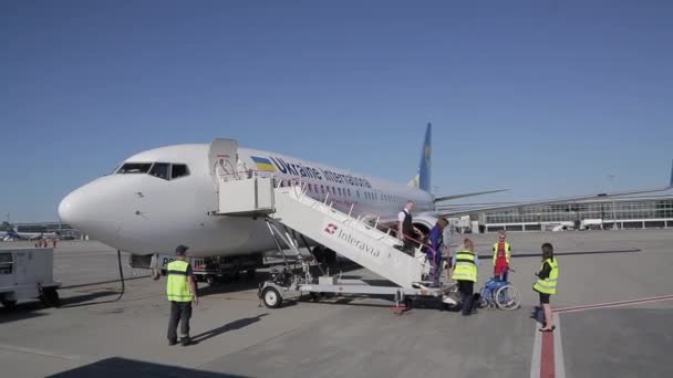 Transporte de personas con discapacidad por líneas aéreas internacionales de Ucrania . — Vídeos de Stock