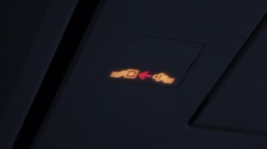 Simge parlıyor. Emniyet kemerlerinizi bağlayın. Uçakla uçmak. Kalkış ve iniş