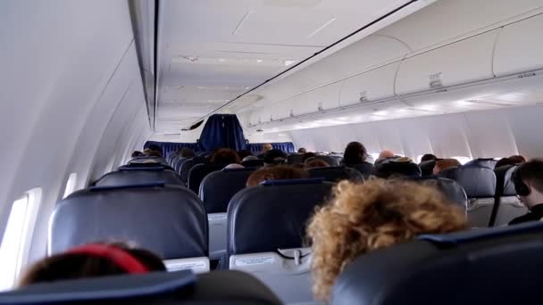 İnsanlar uçakta oturuyor. Yüzleri görünmüyor.. — Stok video