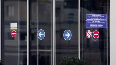 Havaalanına otomatik transfer. İnsanlar aceleyle uçuyor..