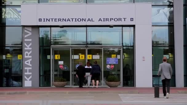 Traslado automático al aeropuerto. la gente se apresura a volar . — Vídeo de stock