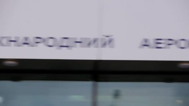 Havaalanının ana girişinin üstündeki yazı. Kharkiv Uluslararası Havaalanı