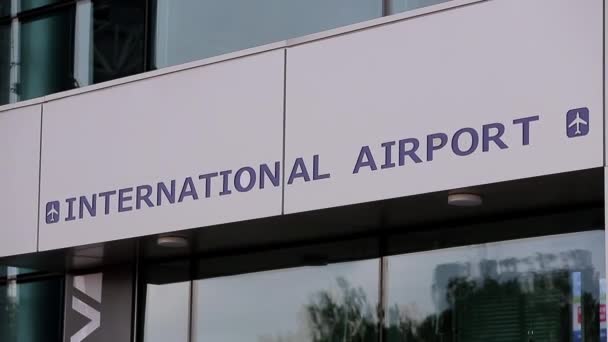 Havaalanının ana girişinin üstündeki yazı. Kharkiv Uluslararası Havaalanı — Stok video