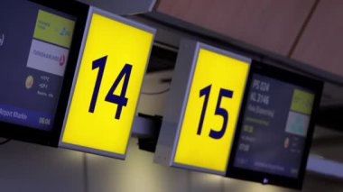 Havaalanında resepsiyon 14 ve 15. Sarı ve yanında mavi ekranlar.