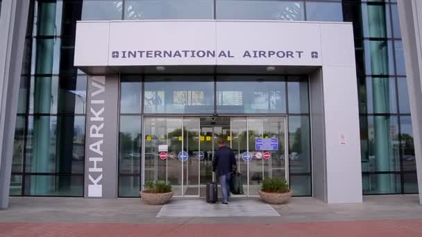 Автоматичні двері в аеропорту. Люди поспішають до польоту.. — стокове відео