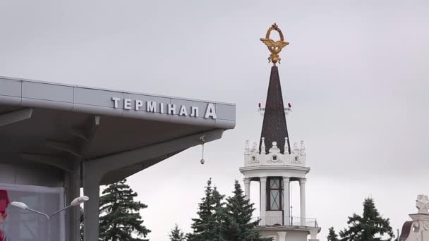 Радянська зірка на шпилі старої будівлі Харківського аеропорту. — стокове відео