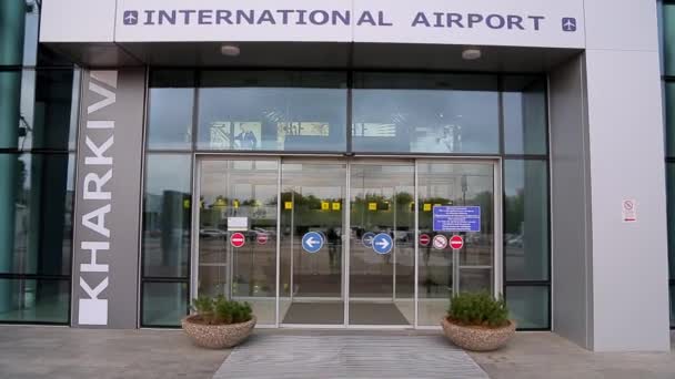 Entrada pela porta automática do aeroporto de Kharkov. ponto de vista — Vídeo de Stock