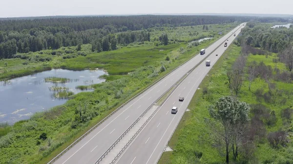 Ретро автомобілі і сучасні мінівені подорожують влітку — стокове фото