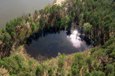 Gizemli, korkunç bir gölün üst görüntüsü, alışılmadık bir enerjisi olan garip bir yer.