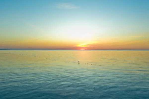 Gizemli bir siluette gün batımında şapelde balık tutmak.