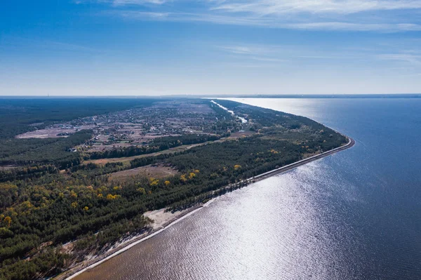 Вид зверху на берегову лінію і кольорову воду водойми . — стокове фото