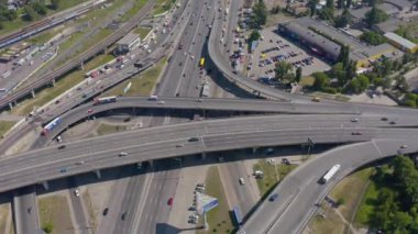 Modern endüstriyel üstgeçitlerin ve köprülerin en üst görüntüsü.. 