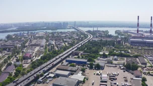 panorama. usine de tuyaux sur le plan supérieur d'un pont et passerelles industrielles modernes 