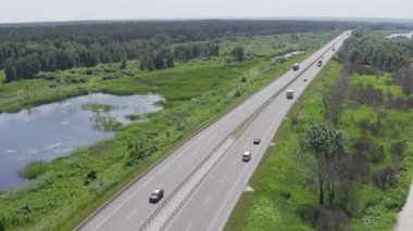  Retro arabalar ve modern minivanlar yazın seyahat ederler.