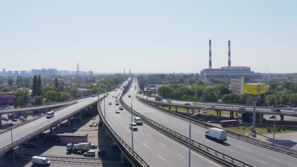 현대 공업 지대와 다리의 꼭대기 사진. — 비디오