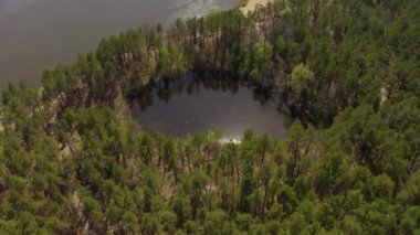  Etrafı yeşil bahar ormanlarıyla çevrili. Gizemli bir göl manzaralı.