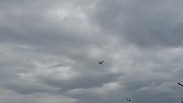 Avião Voando Exterior Céu Nublado — Vídeo de Stock