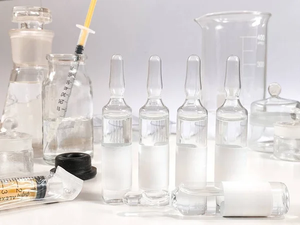 药物实验室 带有疫苗的玻璃瓶安培剂 灰白色背景 — 图库照片