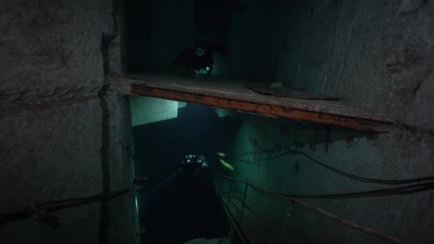 水下潜水者在被锈蚀的矿井中 — 图库视频影像