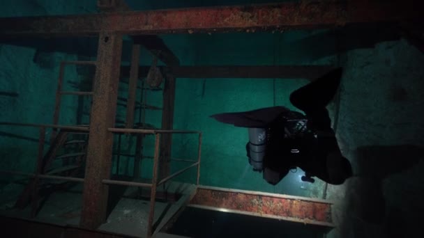 Mergulhadores Submersos Mina Inundada Com Artefatos Enferrujados — Vídeo de Stock