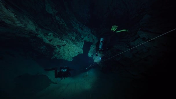 Mergulhadores Nadando Dentro Caverna Subaquática Escura — Vídeo de Stock