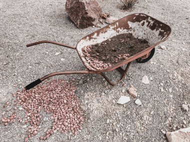 Kayıp El Arabası Çölde Bir Bahçe İçin