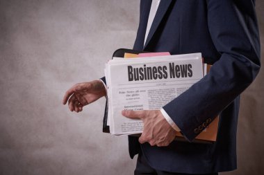 Elinde sahte haber, haber yapımı, haber yalanı olan bir gazete tutan gazeteci                               